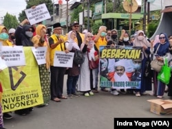 Sejumlah pendukung Muhammad Rizieq Shihab berorasi di dekat Pengadilan Negeri Jakarta Timur menuntut agar Rizieq dibebaskan, Kamis, 24 Juni 2021. (Foto: Indra Yoga/VOA)