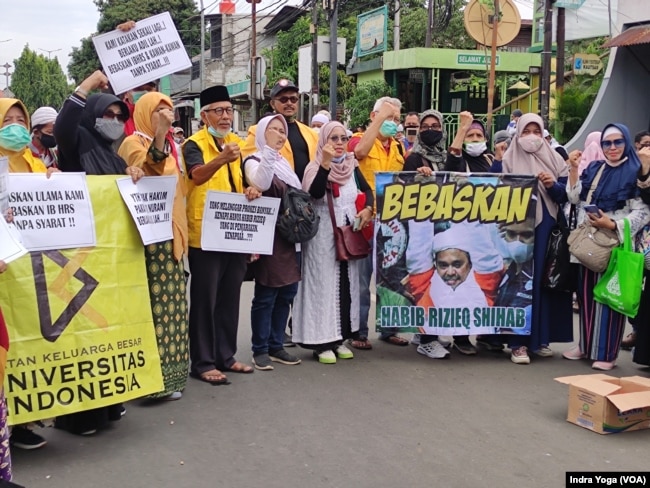 Sejumlah pendukung Muhammad Rizieq Shihab berorasi di dekat Pengadilan Negeri Jakarta Timur menuntut agar Rizieq dibebaskan, Kamis, 24 Juni 2021. (Foto: Indra Yoga/VOA)