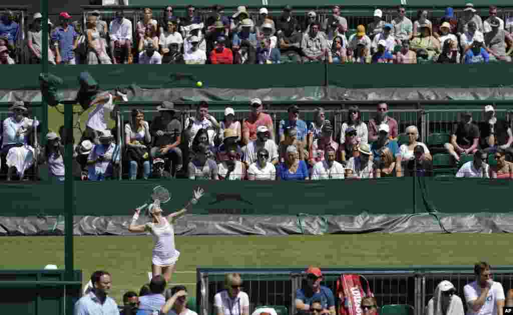 កីឡាការនីសហរដ្ឋអាមេរិក Alison Riske វាយបាល់ទៅកាន់កីឡាការនី Ivana Jorovic នៃប្រទេសស៊ែប៊ី ក្នុងការប្រកួតកីឡាតិន្នីស មួយទល់មួយ នៅក្នុងថ្ងៃទី៤ នៃការប្រកួតជើងឯកតិន្នីស Wimbledon Tennis Championships នៅទីក្រុងឡុងដ៍ ប្រទេសអង់គ្លេស។