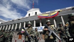 Soldiers fall in in front of the Carondolet presidential palace in Quito, 01 Oct 2010