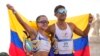 Glenda Morejón y Brian Daniel Pintado, de Ecuador, celebran después de ganar la medalla de plata al final de la carrera de maratón de relevo mixto en los Juegos Olímpicos 2024, el 7 de agosto de 2024, en París, Francia.