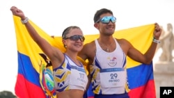 Glenda Morejón y Brian Daniel Pintado, de Ecuador, celebran después de ganar la medalla de plata al final de la carrera de maratón de relevo mixto en los Juegos Olímpicos 2024, el 7 de agosto de 2024, en París, Francia.