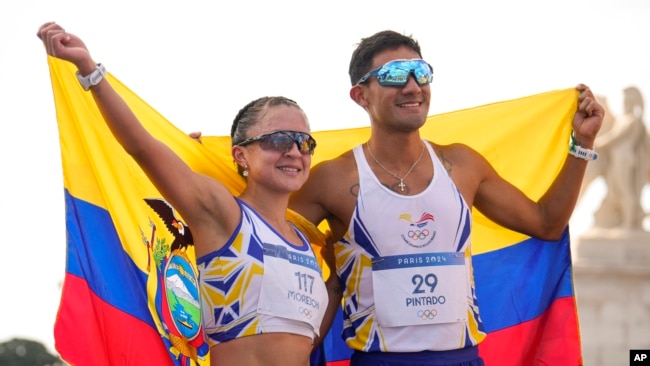 Glenda Morejón y Brian Daniel Pintado, de Ecuador, celebran después de ganar la medalla de plata al final de la carrera de maratón de relevo mixto en los Juegos Olímpicos 2024, el 7 de agosto de 2024, en París, Francia.