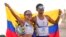 Glenda Morejón y Brian Daniel Pintado, de Ecuador, celebran después de ganar la medalla de plata al final de la carrera de maratón de relevo mixto en los Juegos Olímpicos 2024, el 7 de agosto de 2024, en París, Francia.