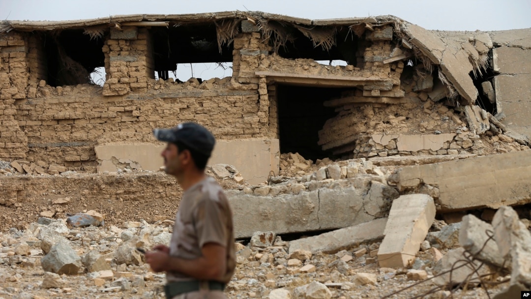 Tentara Irak di depan bagian situs kuno Nimrud yang dihancurkan kelompok Negara Islam (ISIS) di arah tenggara Mosul, Irak (16/11). (AP/Hussein Malla)