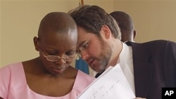 Victoire Ingabire, left, outspoken critic of Rwandan President Paul Kagame, on trial, Kigali, Sept. 2011 (file photo).