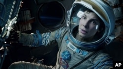 L'actrice américaine Sandra Bullock dans le film Gravity. Image cinématographique de Warner Bros.