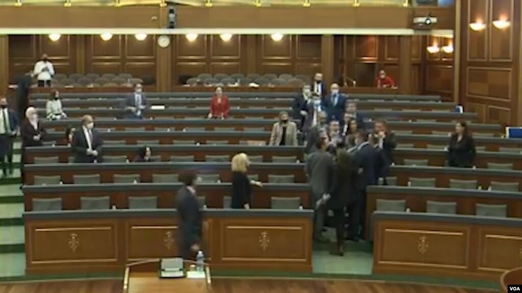 Kosovë, përplasje në parlament gjatë debatit për personat e zhdukur në kohën e luftës