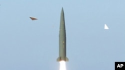 지난 4월 한국 국방부가 공개한 탄도 미사일 발사 장면. 