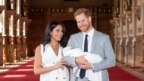 oàng tử Anh Harry và vợ Meghan, Nữ Công tước Sussex, xuất hiện cùng con trai lọt lòng của họ trước báo giới tại Lâu đài Windsor, Windsor, miền nam xứ England, ngày 8 tháng 5, 2019. 