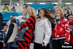 이방카 트럼프(가운데 왼쪽) 백악관 고문이 24일 평창동계올림픽 남자 컬링 결승전에서 미국팀을 응원하고 있다. 품에 안은 어린이는 미국팀 스킵(주장) 존 셔스터의 아들 루크.