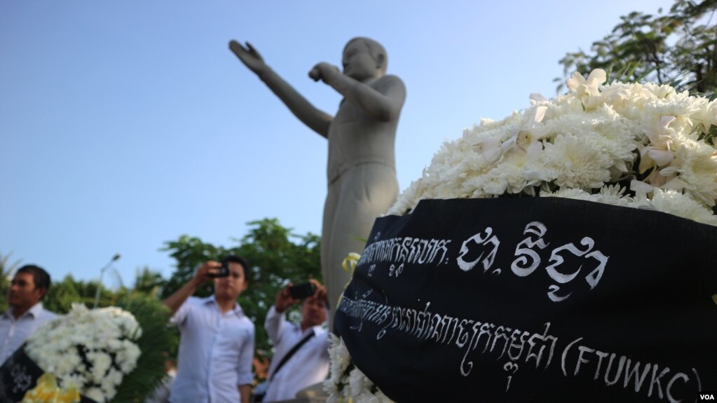 រូបឯកសារ៖ កម្រងផ្កាដែលអ្នកចូលរួមដាក់នៅខាងមុខរូបសំណាករបស់លោក ជា វិជ្ជា ក្នុងពិធីគោរពវិញ្ញាណក្ខន្ធ លោក ក្បែរវិមានឯករាជ្យ នៅរាជធានីភ្នំពេញ នាថ្ងៃទី២២ ខែមករា ឆ្នាំ២០១៨។ (កាន់ វិច្ឆិកា/VOA)
