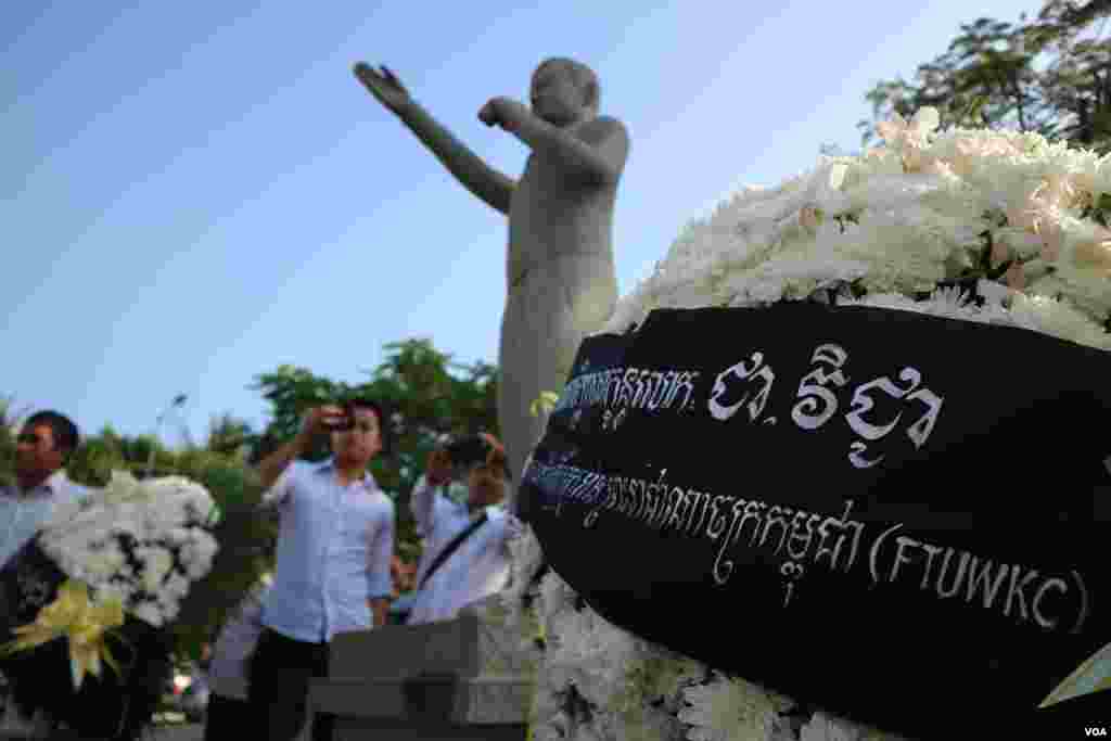 កម្រងផ្កាដែលអ្នកចូលរួមដាក់នៅខាងមុខរូបសំណាករបស់លោក ជា វិជ្ជា ក្នុងពិធីគោរពវិញ្ញាណក្ខន្ធ លោក ក្បែរវិមានឯករាជ្យ នៅរាជធានីភ្នំពេញ នាថ្ងៃទី២២ ខែមករា ឆ្នាំ២០១៨។ (កាន់ វិច្ឆិកា/VOA)