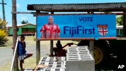 Poster pemilu Fiji bergambar PM Frank Bainimarama dipasang di pintu gerbang desa Nausori, Fiji, 7 November 2018. (Foto: dok).