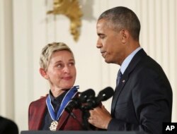 Comedian and talk show host Ellen DeGeneres glances at President Barack Obama as she is presented with the Presidential Medal of Freedom during a ceremony in the East Room of the White House in Washington, Nov. 22, 2016.