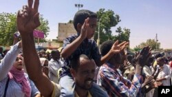 Para pengunjuk rasa berpawai dekat markas besar militer, Selasa, 9 April 2019, di ibukota Khartoum, Sudan (foto: AP Photo)