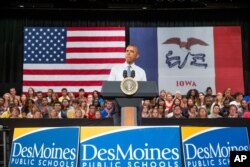 Barak Obama Ayovada məktəblilər önündə çıxış edərkən
