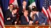 El presidente Donald Trump, centro, saluda al primer ministro de Canadá, Justin Trudeau, derecha, y al presidente de México, Enrique Peña Nieto, izquierda, tras la firma del acuerdo en el marco de la cumbre del G-20 en Argentina.