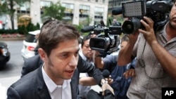 Argentine Economy Minister Axel Kicillof, left, arrives for negotiations to discuss a resolution to Argentina's debt problem with U.S. hedge funds to avoid a default ahead of a July 30 deadline in New York, July 29, 2014. 