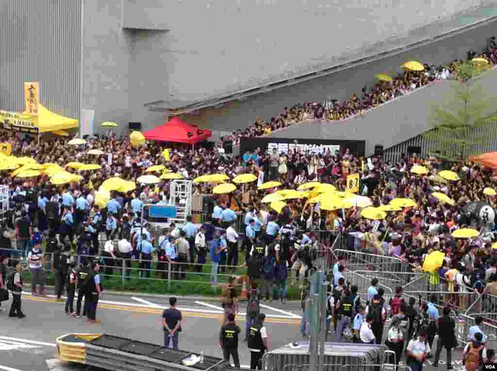 港人重返政總紀念雨傘運動一周年（美國之音海彥拍攝） 