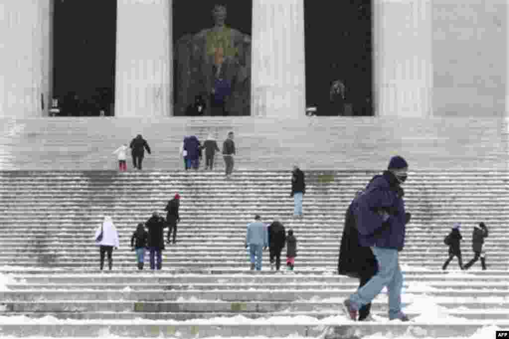 Bundled up people visit the Lincoln Memorial in the snow in Washington, on Thursday, Dec. 16, 2010. (AP Photo/Jacquelyn Martin)