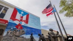 ARCHIVO - El Monumento a la Constitución se encuentra afuera del Centro de Gobierno Luis Muñoz Marín en Dorado, Puerto Rico, el lunes 28 de octubre de 2024. AP