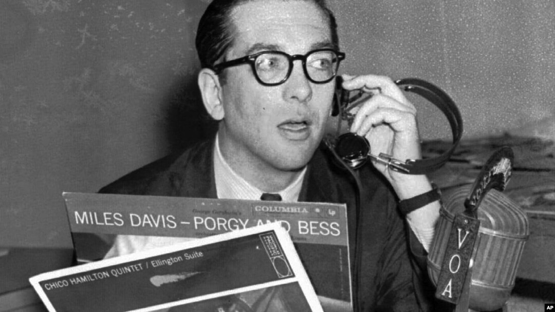 Willis Conover dari studio Voice of America di Washington pada Maret 1959. (Foto: AP)