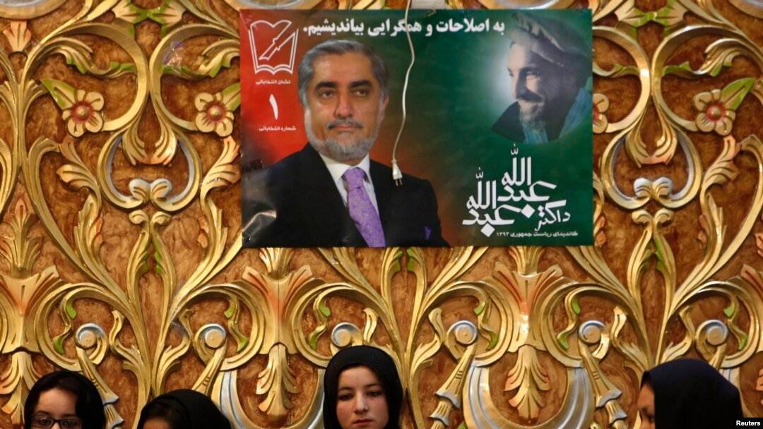Pendukung kandidat presiden Afghanistan Abdullah Abdullah mendengarkan pidatonya di hari pertama kampanye pemilihan presiden di Kabul 2 Februari 2014. 