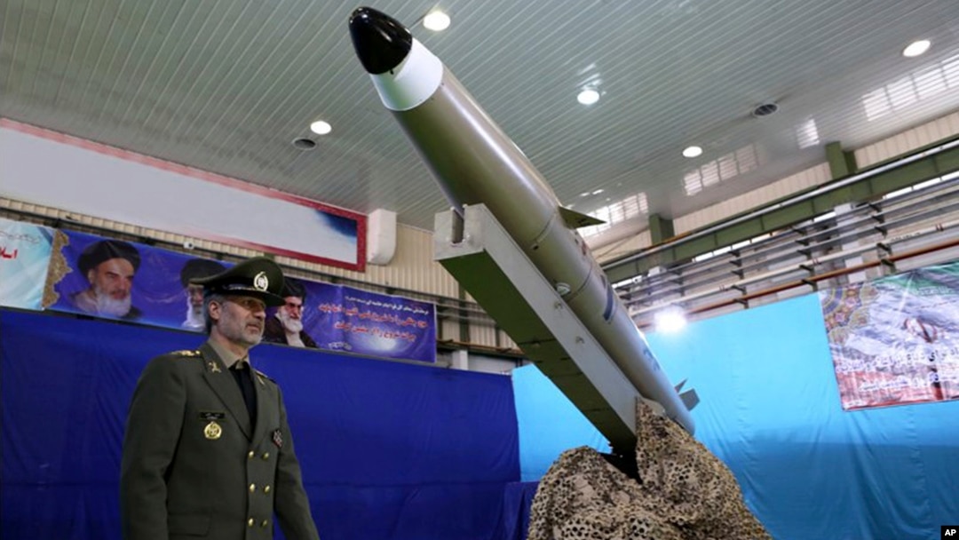 Bộ trưởng Quốc phòng Iran đi qua một tên lửa Fateh-e Mobin, ảnh do Iran công bố hôm 13/8/2018