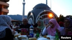 Keluarga Bosnia berbuka puasa bersama pada bulan Ramadan di dekat sebuah masjid (foto: dok). 