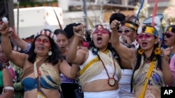 Indígenas waorani participan en una manifestación para exigir a las autoridades que cumplan con las disposiciones de una consulta popular que pone fin a la extracción de petróleo en un sector de la Amazonía donde viven pueblos nativos. En Quito, Ecuador, el 20 de agosto de 2024.