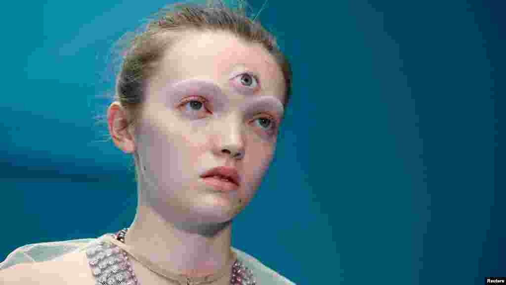 Seorang model memeragakan pakaian rancangan Gucci untuk musim gugur/dingin 2018 pada Milan Fashion Week di Milan, Italia.