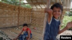 စက္မႈဇုံနယ္ေျမထဲ ကိုယ့္တဲကိုယ္ၾကမ္းခင္းေနတဲ့အမ်ဳိးသမီး (ဧၿပီ ၁၄၊ ၂၀၂၁)