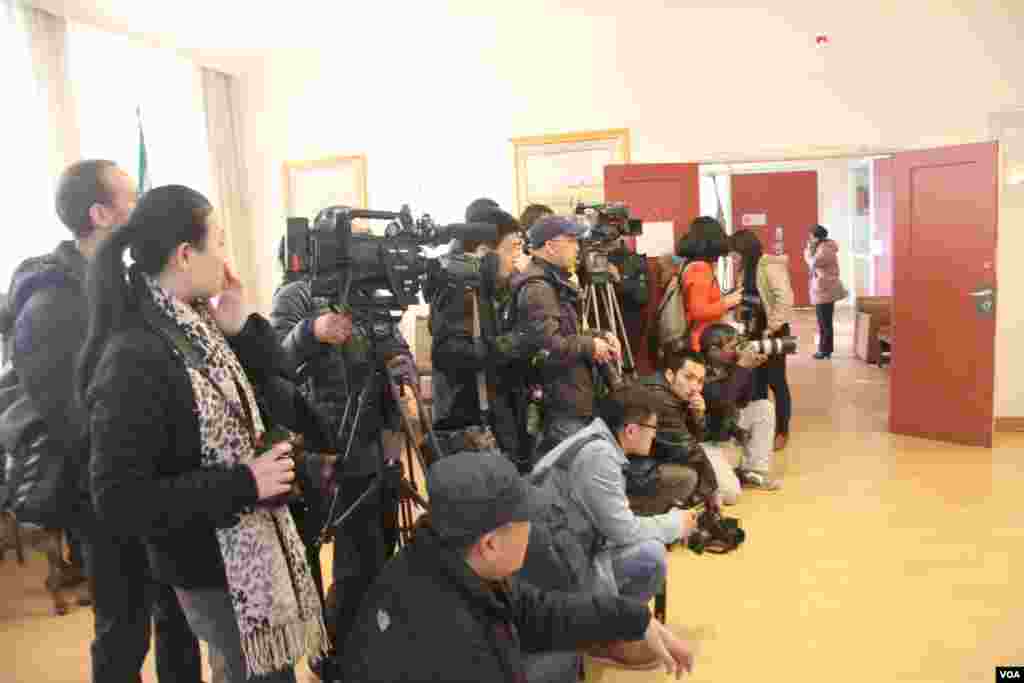 正在南非使馆内拍摄的记者们（美国之音东方拍摄）