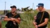 شورشیان مسلح طرفدار روسیه در شرق اوکراین در حال نگهبانی از محل سقوط هواپیمای مسافری مالزی در شرق اوکراین - ۲۹ تیر ۱۳۹۳ 