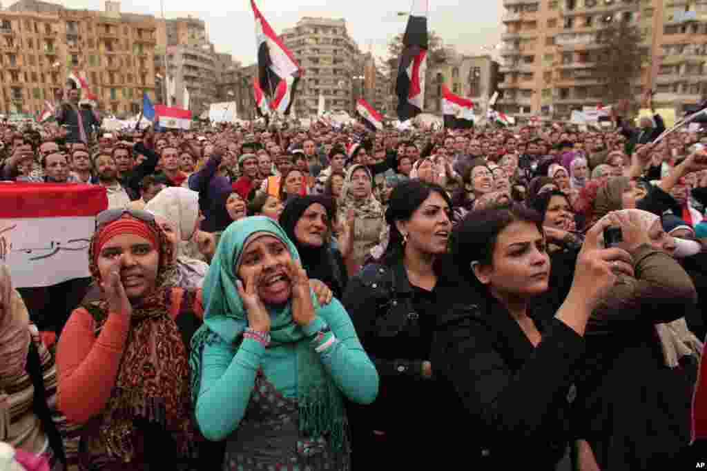 抗议者2012年12月4日在埃及开罗解放广场高喊口号和挥舞国旗