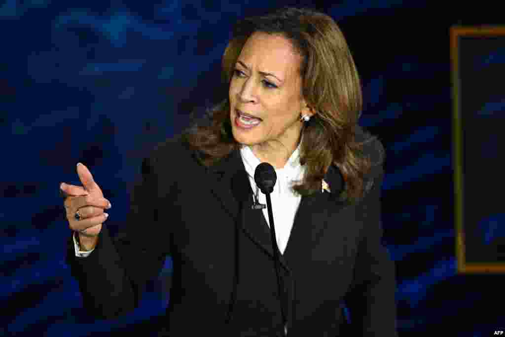 Vice-présidente mpe démocrate Kamala Harris (D) na bondongwani na bango na etando eke na&nbsp;National Constitution Center, Philadelphie, Pennsylvanie, 10 sanza ya libwa 2024.&nbsp;(Photo by SAUL LOEB / AFP)