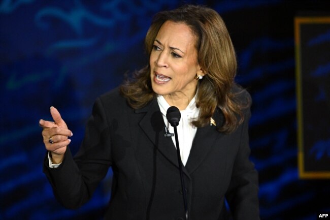 90 dakika olarak açıklanan ancak süresini aşan programın ilk sorusu Kamala Harris’e yöneltildi.