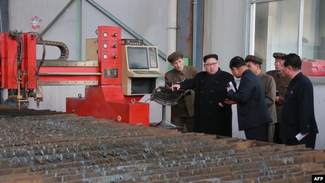 资料照：朝鲜领导人金正恩参观“3月16日工厂”（2017年11月4日）