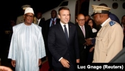 Le président du Mali, Ibrahim Boubacar Keïta, accueille le président français Emmanuel Macron à son arrivée à Bamako le 2 juillet 2017.