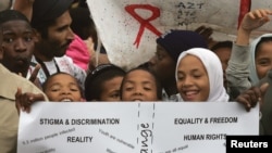 Des enfants marchent lors d’une sensibilisation contre le le VIH Sida à Cape Town, Afrique du Sud, 23 avril 2006. 