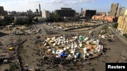 Para pengunjuk rasa berkumpul dan berkemah di Lapangan Tahrir, Kairo, Mesir (Foto: dok). Orang-orang bertopeng tak dikenal menembaki warga yang berkemah di lapangan ini, saat dua kubu baik pendukung maupun penentang presiden Morsi mempersiapkan aksi unjuk rasa, Selasa (11/12).