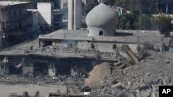 Toko-toko dan sebuah masjid yang hancur terlihat di kawasan komersial yang dilanda serangan udara Israel Sabtu malam, di kota Nabatiyeh, Lebanon selatan, Minggu, 13 Oktober 2024.