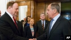 El canciller ruso, Sergeui Lavrov (derecha) estrecha la mano del senador estadounidense Richard Shelby, republicano por Alabama, durante su reunión con una delegación del Congreso de EE.UU. en Moscú el martes, 3 de julio de 2018.