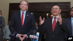 켐 소카 캄보디아구국당 대표(오른쪽)와 패트릭 머피 캄보디아 주재 미국대사가 11일 기자회견을 열었다. 