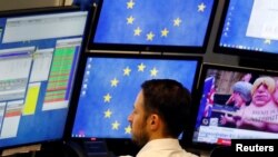 Seorang pedagang saham memeriksa sistem perdagangannya pada pembukaan sesi perdagangan sehari setelah pemungutan suara Brexit dari parlemen Inggris di bursa saham di Frankfurt, Jerman, 16 Januari 2019. (Foto: dok).