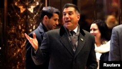 L'homme d'affaires Vincent Viola entre dans la tour Trump à New York, 16 décembre 2016.