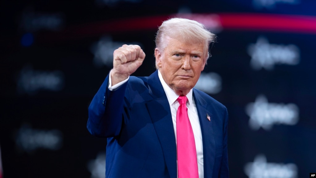 Президент Дональд Трамп покидает зал после выступления на Конференции консерваторов (CPAC) в Национальном курортном и конференц-центре Гейлорд в субботу, 22 февраля 2025 года, в Оксон-Хилле, штат Мэриленд (AP Photo/Jose Luis Magana)