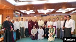 ပုပ်ရဟန်းမင်းကြီး Francis က မြန်မာပြည်တွင်းက ဘာသာစုံခေါင်းဆောင်တွေနဲ့ တွေ့ဆုံစဉ်။ (နိုဝင်ဘာ ၂၈၊ ၂၀၁၇) Osservatore Romano/Handout 