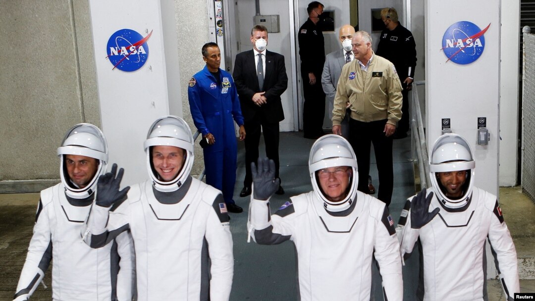 Anggota kru NASA's SpaceX Crew-6 mission yang akan dikirim ke Stasiun Antariksa Internasional (ISS) menyapa publik dalam sebuah acara di Cape Canaveral, Florida, pada 26 Februari 2023. (Foto: Reuters/Joe Skipper)